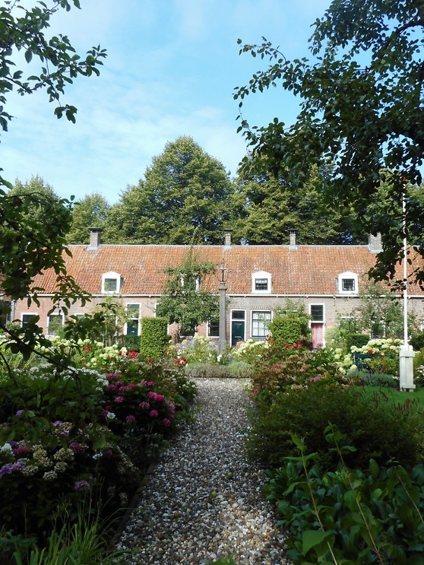 Hofje tegenover de Grote Kerk