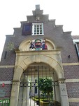 Ingang van het voormalig weeshuis