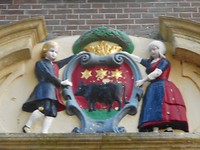 Een rondboogvormig fronton met open bovenzijde