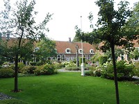 Hofje tegenover de grote kerk