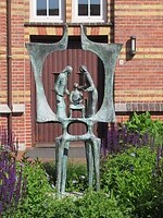 Beeld bij kloostergebouw