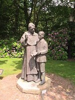 beeld uit dankbaarheid voor het onderwijs van de kloosterlingen