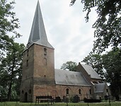 Kerk op 6 meter hoge heuvel