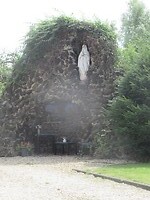 Mariakapel in een tuin
