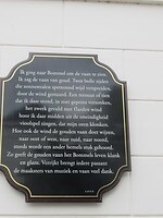 op de muur