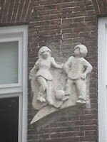 op de muur