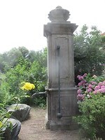 waterpomp in kasteeltuin