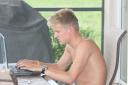 Terwijl Mitchell nog vastgeplakt zit aan de PC