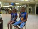 Mitchell & Chiara zitten te kijken & poseren