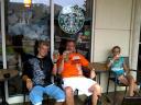 Bij Starbucks zitten de heren aan de ijskoffie
