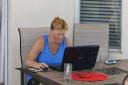 Thea achter de laptop