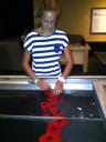 Chiara maakt een dam voor het water