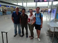 Vliegveld Saigon met tourleider Vu Cong Anh