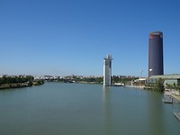 Rechts de Torre de Sevilla
