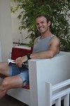 genieten van het schaduwrijk terrasje bij onze kamer