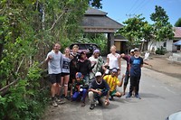 Afscheid nemen van onze fantastische begeleiders: de 5 'porters' en gids Happy