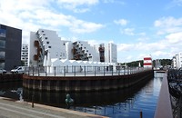 119. Andersen drijft voor het zwembad in het havenkwartier
