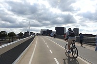 120. Supersonisch voet- en fietspad over het spoor