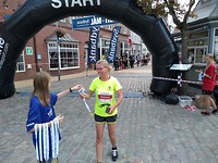 10 Monique krijgt haar welverdiende medaille