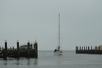 27. Boot vaart de haven in van Oudeschild