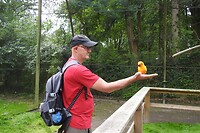 8. Reint heeft geluk dat een vogel op zijn hand zit