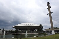 23. Het Evoluon en klokkentoren aan de buitenkant
