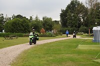 85. Arnoud en Tanacha komen aan op de motoren