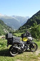 90. De V-Strom op een mooi uitkijkpunt