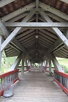 129. Houten brug in het dorpje