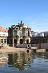 62. De Zwinger is een museum waar omheen ook gebouwd wordt
