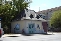 72. Beschilderd huisje en galerie