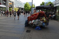 74. Zwervers verzamelen flessen en liggen zo in het centrum