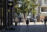 100. De één winkelt, de ander slaapt...
