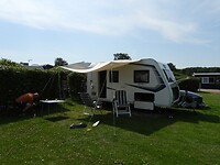 3. Reint installeert onze nieuwe luifel op Camping Absalon