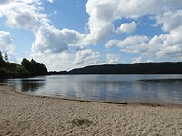 25. Pauzeren langs een meer met strand