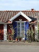 108. Huisje met stokrozen in Mörbylanga