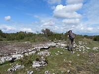 169. Een geocache zoeken tussen de kalkstenen