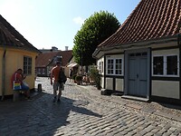 215. Links het gele HCA huis en Reint loopt weer eens in de weg