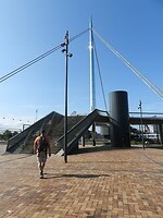 219. De supersonische voetgangers- en fietstersbrug over het spoor