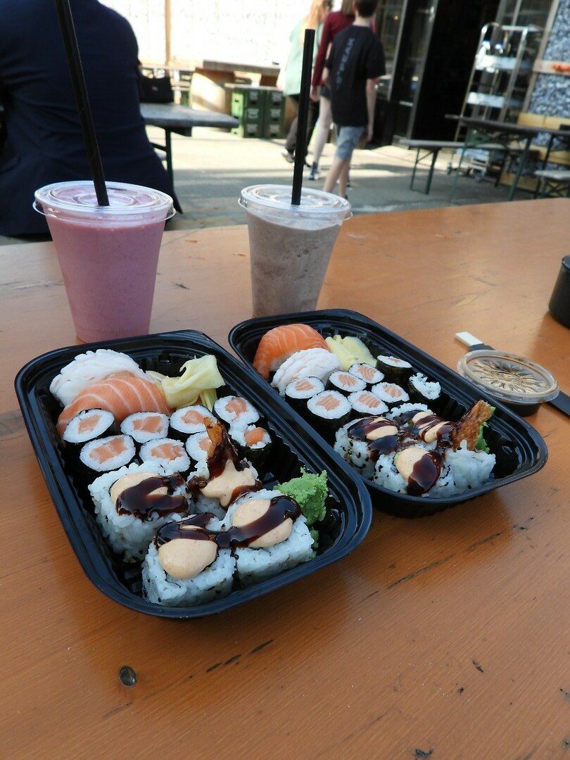 220.  Overheerlijke sushi en milkshakes