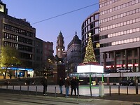 5. Midden in het centrum van de stad tijdens de schemering