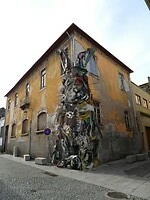 41. Kunstwerk Half Rabbit van afvalmateriaal