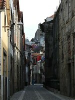 42. Smalle straatjes met kabelbaan erboven