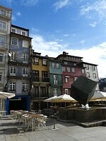 46. Het Kubusplein in de wijk Ribeira in Porto