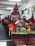 49. Een oude brandweerwagen in kerststijl