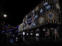 52. Winkel zijn soms volledig verlicht speciaal voor kerst