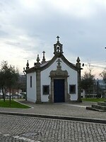 62. Klein kerkje midden in woonwijk in Maia