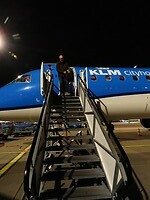 73. Uitstappen via een trap op Schiphol