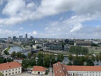 Vanaf de kasteeltoren van Gediminas het uitzicht over de nieuwe stad met zijn moderne gebouwen