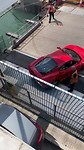 Ook de Ferrari moest mee. Die gaat er als laatste op
